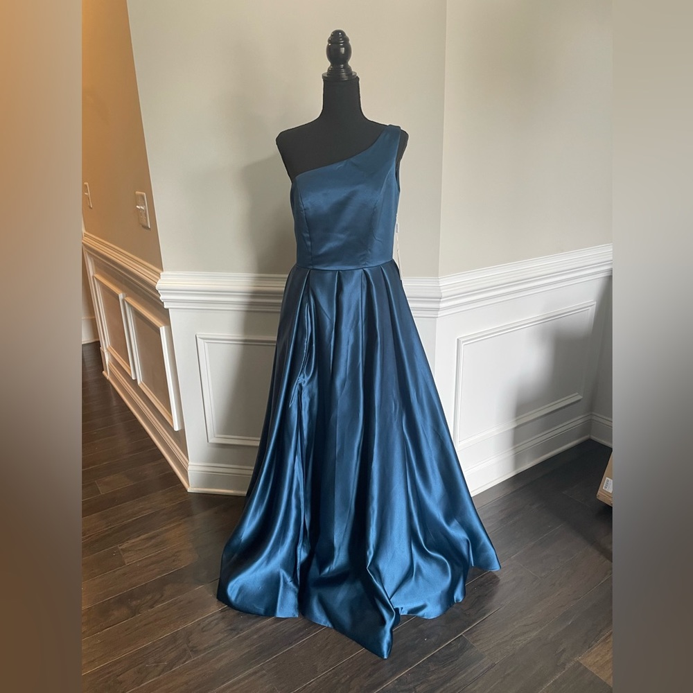 Blue prom dress that has never been worn and is new with tags. Size 5-6.